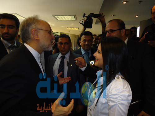 ماذا طلبت هذه الفتاة من وزير الخارجية الإيراني في عمان ؟ ( صور )